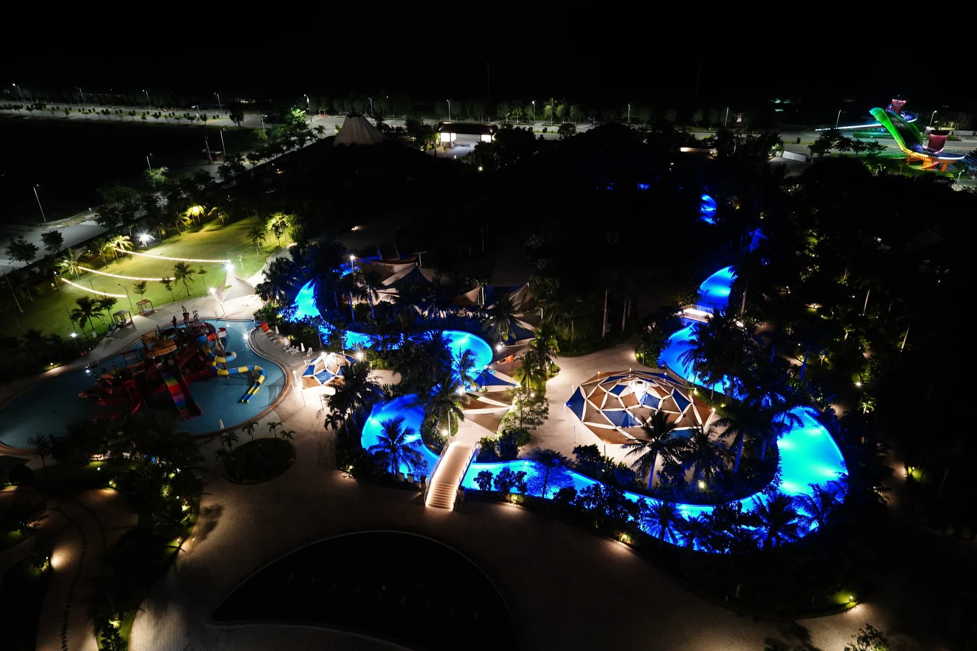客室の窓から見た、青くライトアップされたウォーターパークの夜景