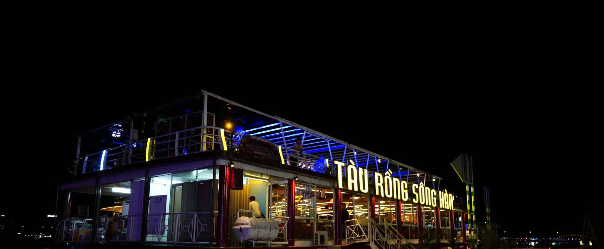 船体に光る TÀU RỒNG SÔNG HÀN の文字。2階建ての遊覧船